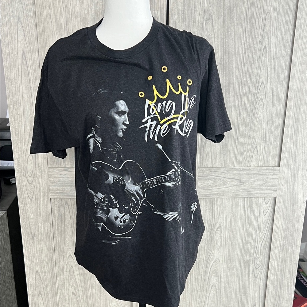 3 for $20 💜 RADIO DAYS Elvis Graphic Tee